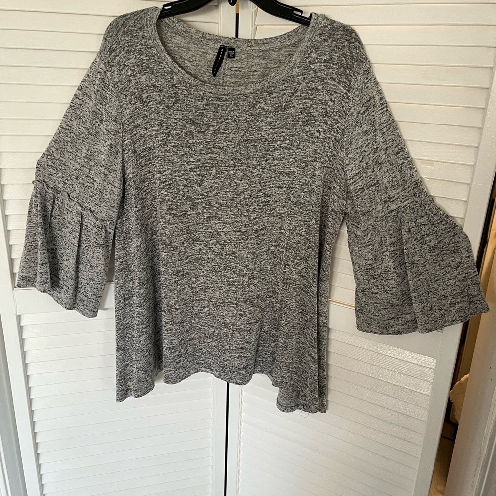 Black and gray t-shirt